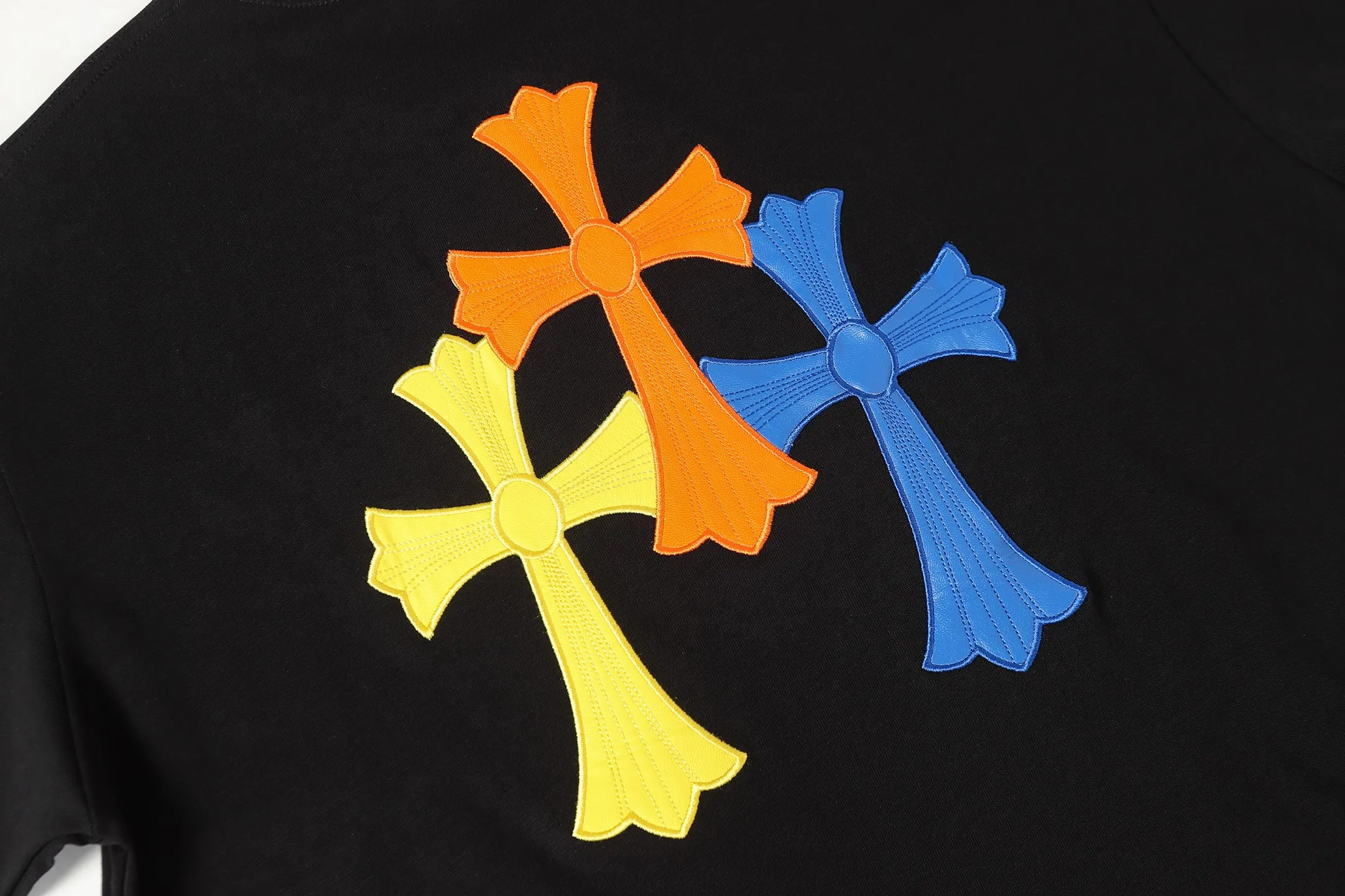 P170 2209 style 280g heavy double yarn -Chrome Hearts/Chrome Hearts Color Cross✝️Skin embroidered short-sleeved T-shirt -High weight, high density and high quality. The wool is soft, delicate and skin-friendly. It feels soft and silky. It has excellent warmth and skin-friendly properties. -Customized weaving and dyeing, no color difference. No matter the fabric or workmanship details, it beats the ordinary version on the market. -Colour: black white -Size: S M L XL